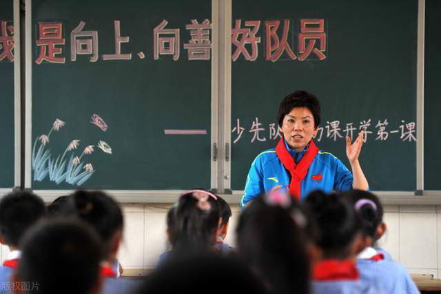 他与蝙蝠侠之间究竟有何过从？所谓“真相”，又将给蝙蝠侠和哥谭市带来怎样的危机？引人好奇